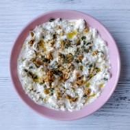 Творог с медовой грушей, голубым сыром и грецкими орехами