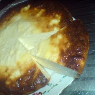 Творожная запеканка с изюмом и сметаной