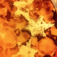 Творожная запеканка с яблоками и изюмом