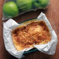 Творожная запеканка с яблоком и корицей