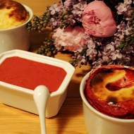 Творожная запеканка с клубникой и сахаром