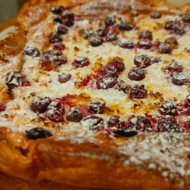 Творожная запеканка с клюквой и лимонной цедрой