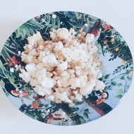 Творожный завтрак с медом и орехами