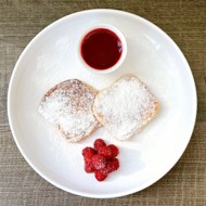 Творожники, запеченные в духовке, с малиновым соусом