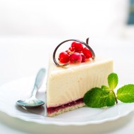 Творожно-клюквенный торт без выпечки