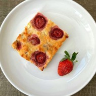 Творожно-овсяный манник с клубникой, бананом и изюмом