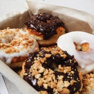 Творожные пончики в белой и шоколадной глазури