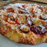 Творожный пирог с абрикосами и сливой