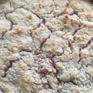 Творожный пирог с малиной и ананасами