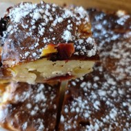 Творожный пирог с яблоком и сливой