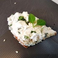 Творожный сыр с зеленым базиликом