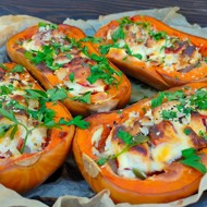 Тыква, запеченная половинками, с курицей и овощами