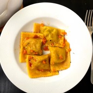 Тыквенные равиоли с начинкой из сыров и шпината