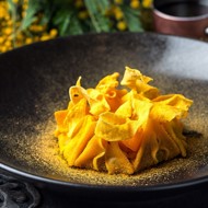 Тыквенные равиоли с жареными грибами и грибным бульоном