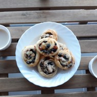 Улитки из слоеного теста с изюмом