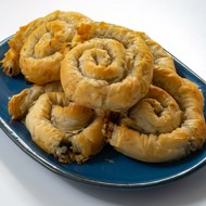 Улитки из теста фило с томатами и оливками