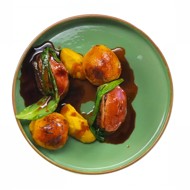 Утиная грудка с морковным кремом и мушмулой