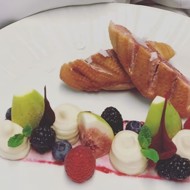 Утиная грудка с пюре из сельдерея и ягодами