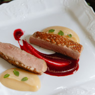 Утиная грудка с яблочным кремом и вишневым кулисом
