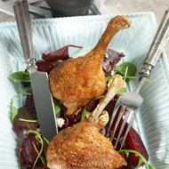 Утиные окорочка с печеной свеклой и козьим сыром