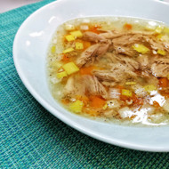 Утиный суп с луком и морковью