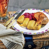 Утиные ножки с капустой и картофельными кнедликами