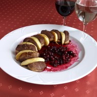 Утка с яблоками и брусничным соусом