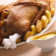 Утка с яблоками и специями