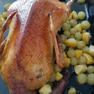 Утка с яблоками, виноградом и красным вином