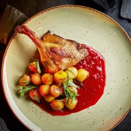 Утка с печеными яблоками, грушей и кизиловым соусом