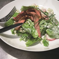 Утка с редисом и соусом  из йогурта