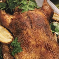 Утка с яблоками и соусом из потрохов