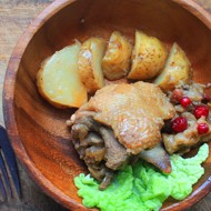 Утка, запеченная с яблоками и молодым картофелем