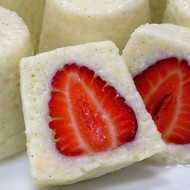 Утренние сливочные манные пирожные со свежей клубникой и ванилью