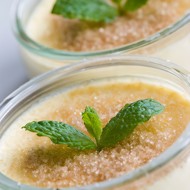 Утренний пудинг из геркулеса с бананом и йогуртом под золотистой карамельной корочкой