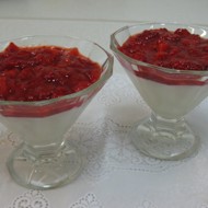 Ванильный пудинг с джемом из клубники