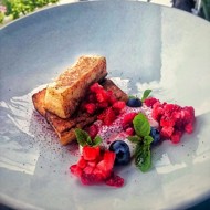 Ванильные гренки со сметаной и ягодами