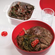 Вареная говядина с острым лимонно-чесночным бульоном