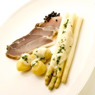 Вареная спаржа в сливочном масле с пармезаном