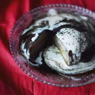 Вареные груши с кофейным сиропом и сливками