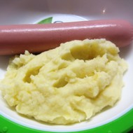 Вареные сосиски с картофельным пюре