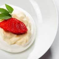 Вашрен с клубникой и сливочным кремом с розовой водой