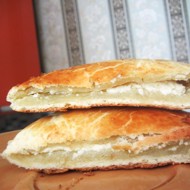 Ватрушка из слоеного теста с творогом