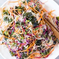 Веганский салат с рисовой лапшой и кунжутной заправкой