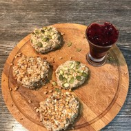 Вегетарианские лепешки из овсяной муки, банана и орехов