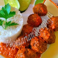 Вегетарианские шарики из чечевицы в томатном соусе