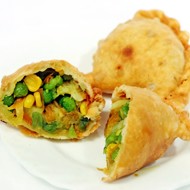 Вегетарианские жареные самосы с овощами и кешью