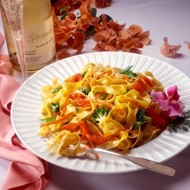 Вермишель с чили, брокколи и манго