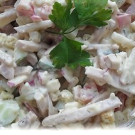 Весенний овощной салат с копченым сыром и окороком