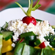 Весенний салат с черемшой и зерненым творогом